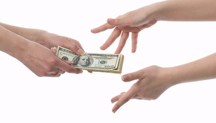 Sử dụng điện thoại khi lái xe phải chịu mức phạt là bao nhiêu? Mức phạt lỗi sử dụng điện thoại khi lái xe ô tô? 3 su-dung-dien-thoai-khi-lai-xe