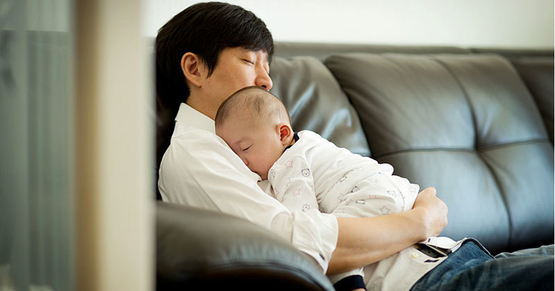 giai-dap-me-di-lay-chong-bo-co-duoc-quyen-nuoi-con-khong