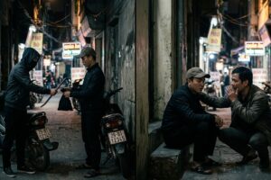 Giup suc vat chat va giup suc tinh than khac nhau the nao