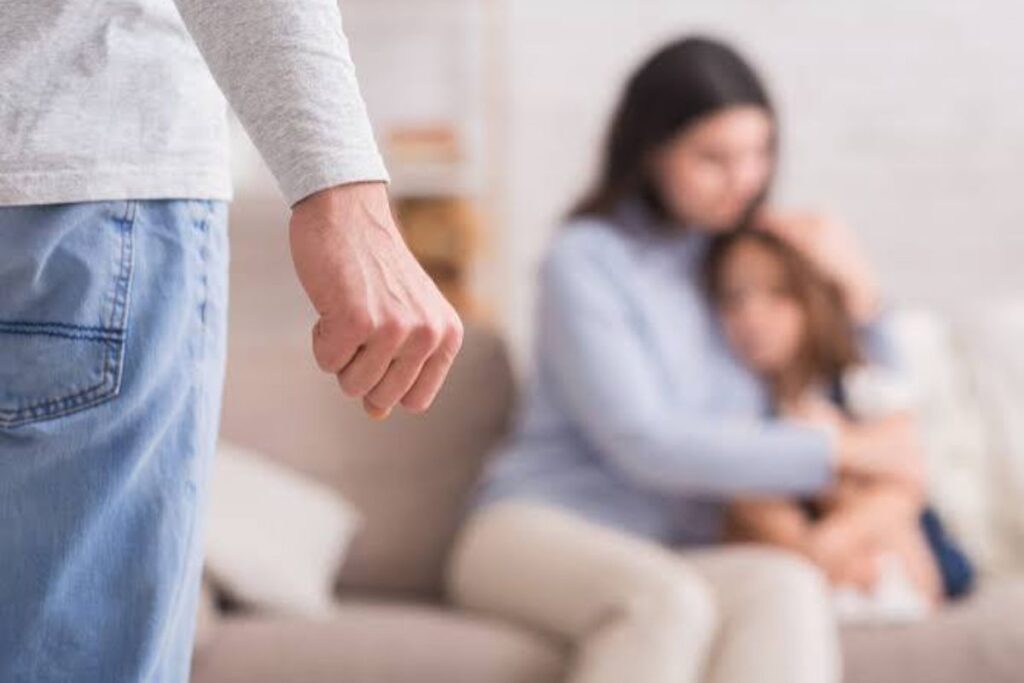 Bị Bạo Hành Hôn Nhân? Hướng Dẫn Ly Hôn Đơn Phương Do Bạo Lực Gia Đình An Toàn, Nhanh Chóng Vẫn Giành Quyền Nuôi Con 1 ly hon don phuong do bao luc gia dinh